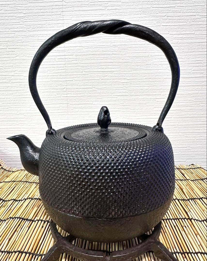 未使用品　南部照光堂造　１５型アラレ　南部鉄瓶　南部鉄器　鉄瓶　調理器具 未使用品 南部照光堂造 15型アラレ 南部鉄瓶 南部鉄器 鉄瓶